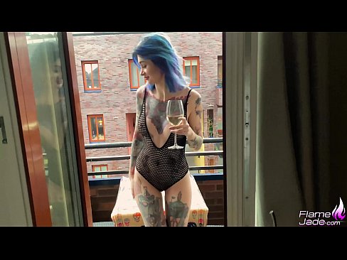 ❤️ திறந்த வானத்தின் கீழ் ஒரு குலுக்கல் மற்றும் உணர்ச்சியுடன் குடுக்கும் அற்புதமான பெண் ❤ அனல் பார்ன் எங்களிடம் ❤